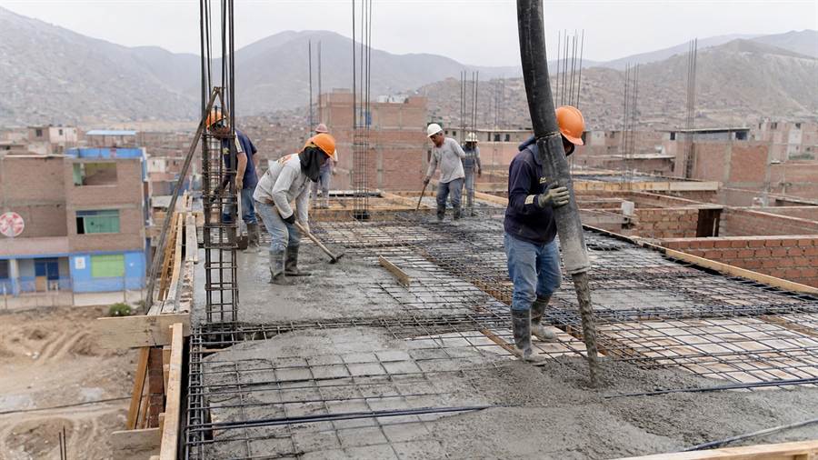 Cuadrilla de obra durante el vaciado de concreto