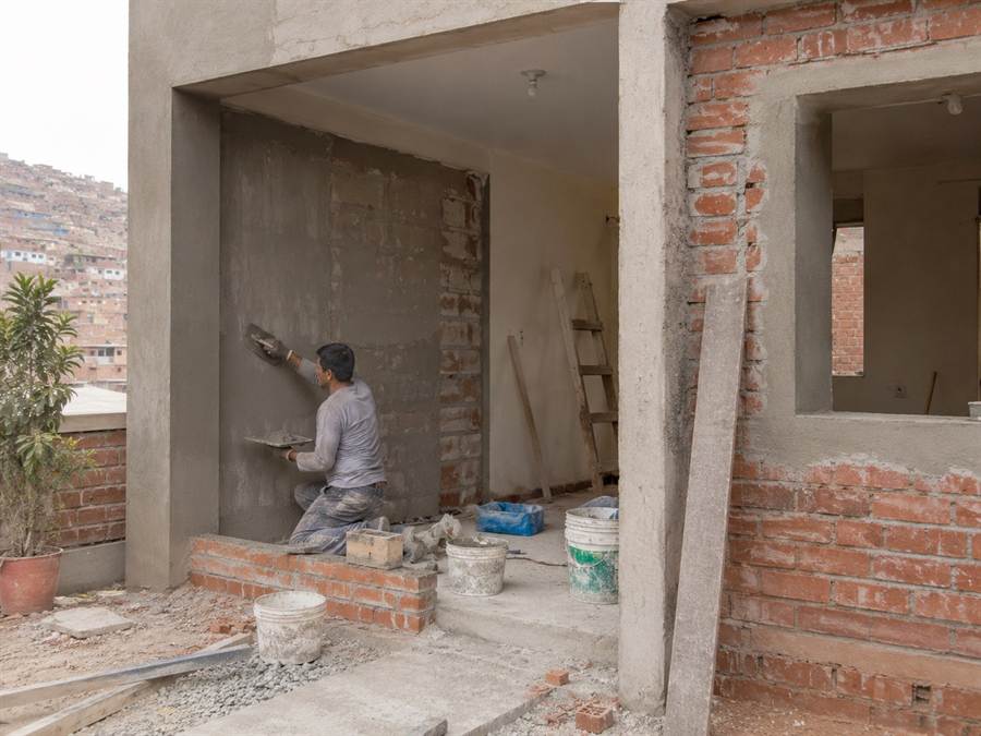 Trabajo de revestimiento y acabados en una vivienda