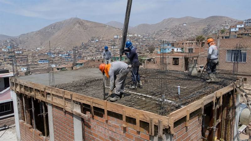 Equipo de obra trabajando durante el techado